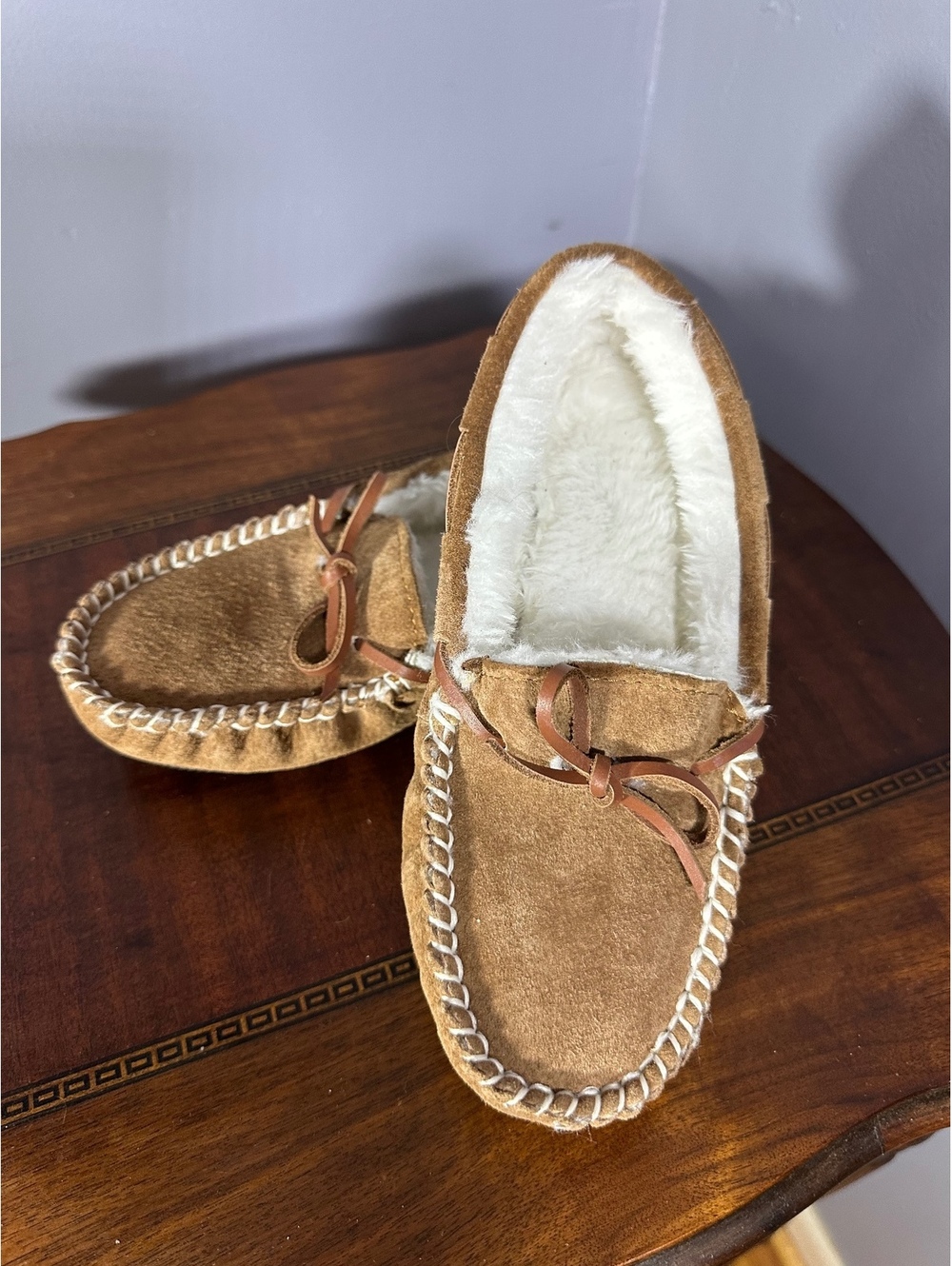 LAMO Kids Classic Suede Moccasin Slippers - Size 4 Youth (Chestnut Brown)
